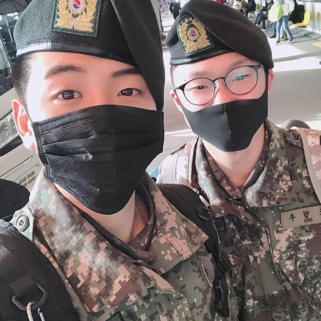 ヒョクジン のインスタグラム：「제목: 조기복귀 😢  하하 👋 #마스크필수」