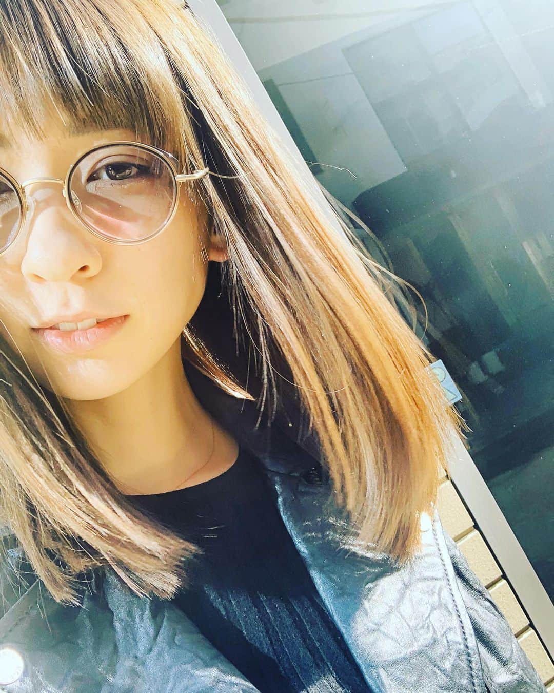 小林夏子のインスタグラム：「髪の毛サラサラサ〜 いい光きてくれた 春ですね☺︎ この季節好きだなぁ  #spring #hair #light #bright  #wind #color  #straighthair  #love #life #thanks」