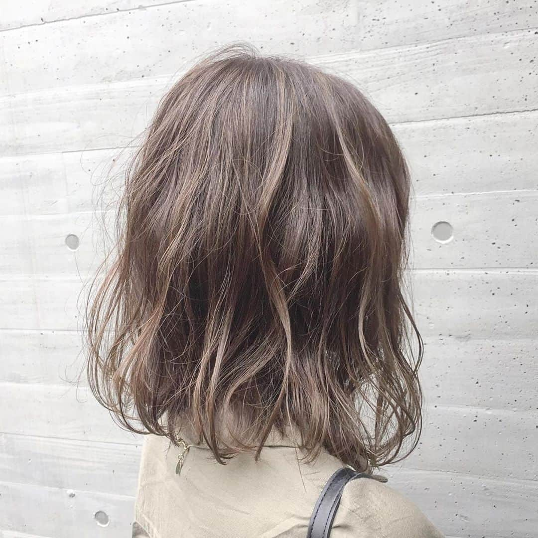 ALIVEさんのインスタグラム写真 - (ALIVEInstagram)「💇‍♀️#ミルクティーベージュ #ハイライトカラー﻿ こちらのヘアーは 吉祥寺店 @ryo_alive が担当しました！﻿ .﻿ ブリーチを入れたミルクティーベージュカラーは﻿ エアリー感×ツヤ感満点の仕上がりになります。﻿ ハイライトが入っているのでウェーブの光が当たる部分が光って重軽自在のヘアに✨﻿ .﻿ #美容院 #美容室 #吉祥寺 #吉祥寺美容室 #ヘアスタイル #美容師 #サロンモデル #サロモ #ヘアカラー #バレイヤージュ #バレイヤージュカラー #エアタッチ #エアータッチ #美容学生 #ヘアサロン #ヘアカタログ #alivehair #ミルクティーベージュ #ベージュカラー #ハイライト #ハイライトカラー #透明感カラー #ボブ #ブリーチあり #ブリーチカラー」2月24日 16時14分 - alivehair