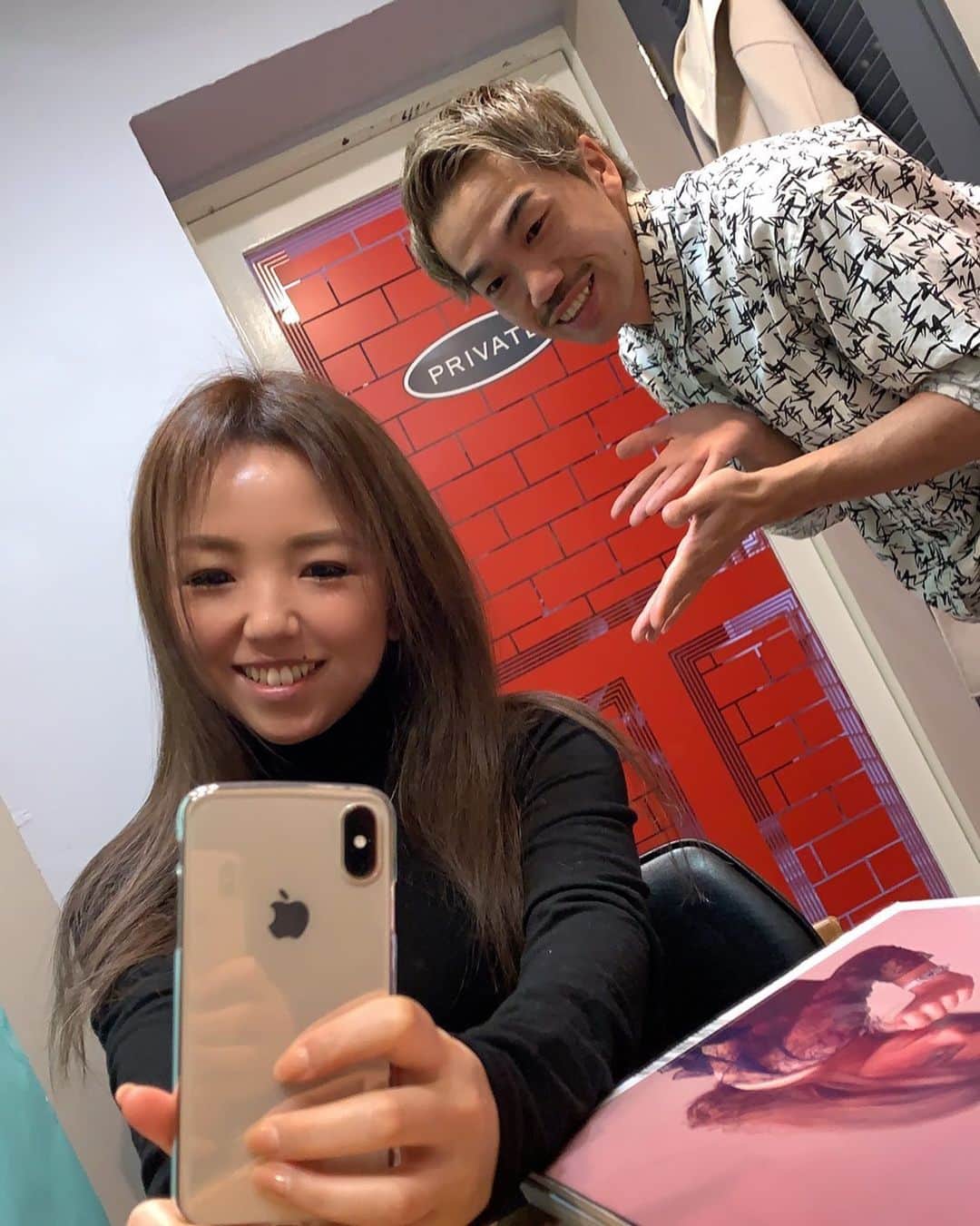 のインスタグラム：「久々のヘアメンテ‼️🤪トリートメントとカラーやってもらいました💇‍♀️✨ピンクとパープルをほんのり入れてもらいました💖💜サラサラ綺麗になってあーいい気持ち😚✨got my hair done after a  loooong time🥳feeling refreshed✨thank you @026.yoshio0922 @026zeroniroku」