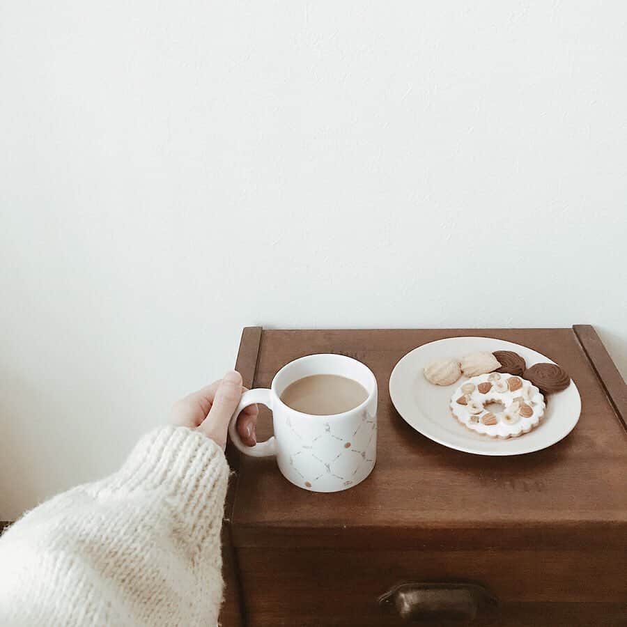 yuiのインスタグラム：「coffee time ☕️ めちゃんこかわいいフェーヴのマグで、おやつタイム。(おやつ極少量ずつならなんとか食べれます◎) マグカップはいっぱいあるから、もう増やすまいと思ってたけど、これは見逃せなかった🙈 来年のエピファニーがますます楽しみ♛」