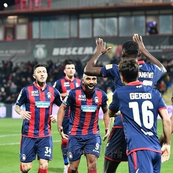 ルカ・マッローネのインスタグラム：「🎵 Quattro pinne all'orizzonte...e sono solo di noi squali 🦈 #WeAreSharks 🔴🔵 #CROPES #SerieBKT」