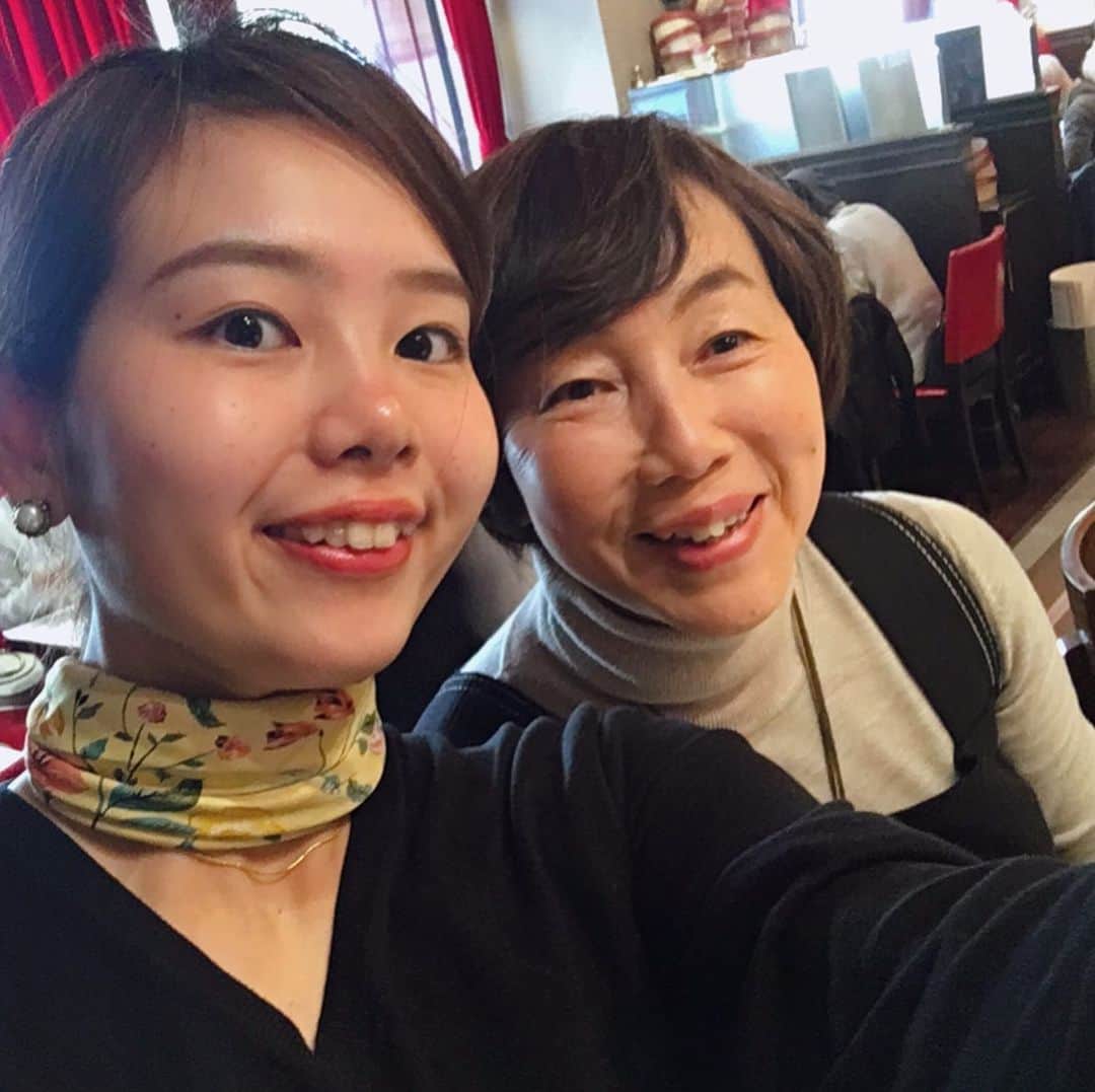 林有紀奈のインスタグラム：「思い出に‼︎ 随分前ですが。。 ソールライター展（Bunkamura）→VIRONでランチ🍴🥖❗️ #母の誕生日だったけど #服が黒すぎてつまらないとスカーフ買って貰い即巻き🧕笑 #VIRONのオニオングラタンスープおすすめです♡☺️❗️」