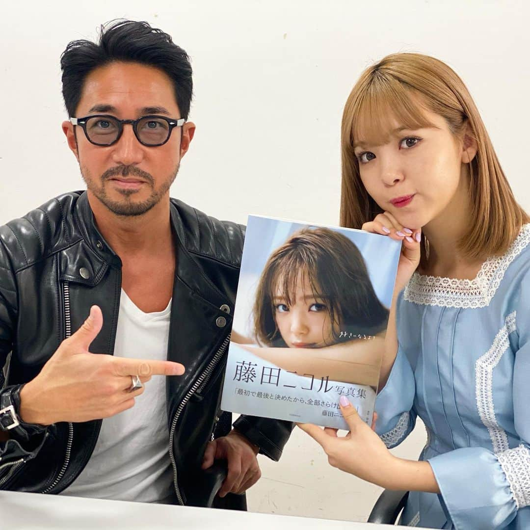 干場義雅さんのインスタグラム写真 - (干場義雅Instagram)「藤田ニコルさんが講談社から写真集『好きになるよ！』を出すということで……。今日はヒルナンデスの収録終わりを目掛け、日テレで突撃インタビューして来ました。現在22歳で、誕生日の記念に、2月22日(土)にこの写真集を出したそうで、最初で最後にするんだとか。今までの可愛らしいニコルさんの顔とは違う、SEXYな写真や大人の表情が話題で発売直後からめちゃくちゃ売れていて、重版になってるみたいです。凄い！ ちなみにパパは47歳、ママは46歳なんですって！　ということで、僕はパパと同い年齢だそうです。知らんけど（笑）写真集、ぜひ買ってあげて下さいね。良い写真ばかりで気絶しますよ！  @2525nicole2  #藤田ニコル #ニコルン @yoshimasa_hoshiba  #yoshimasahoshiba  #干場義雅  @forzastylecom  #forzastyle #fixer @altoediritto」2月24日 17時01分 - yoshimasa_hoshiba