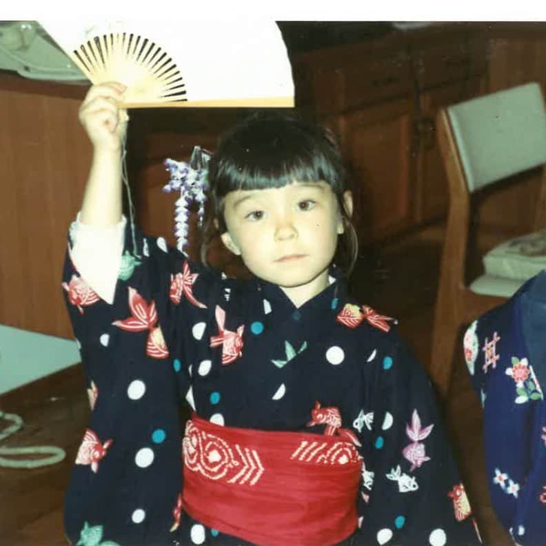 エミ・マイヤーのインスタグラム：「Walk down memory lane... 6 years old I’m hoping I can instill both cultures in my daughter too 🇺🇸 🇯🇵 6才のわたし。日本とアメリカ文化、両方の中で育ててありがたく思っています。^_^ 今シアトルの新聞との新しいインタビューが出ています: https://www.soysource.net/2019/12/interview-emi-meyer/」