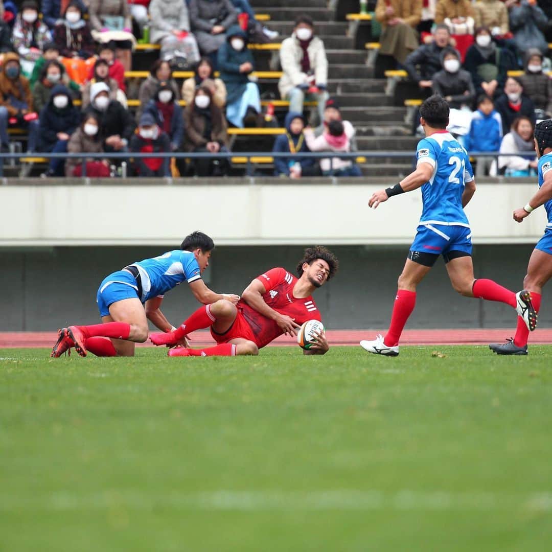 山中亮平のインスタグラム：「vs TOSHIBA 57-0で勝ち！ たくさんの観客の中で試合ができて楽しかったです！ 応援ありがとうございました！ この写真の瞬間は痛かったけど脇腹は大丈夫です👌笑 #kobelcosteelers  #トップリーグ #vsTOSHIBA #勝ち #レミーボンヤスキーばりのフライングニー  #ラグビーだからしょうがない #応援ありがとうございました」