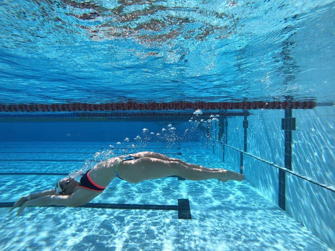 エミリー・シーボームのインスタグラム：「Want more. Do more. Be more.  #underwater #water #swimming #training #athlete」