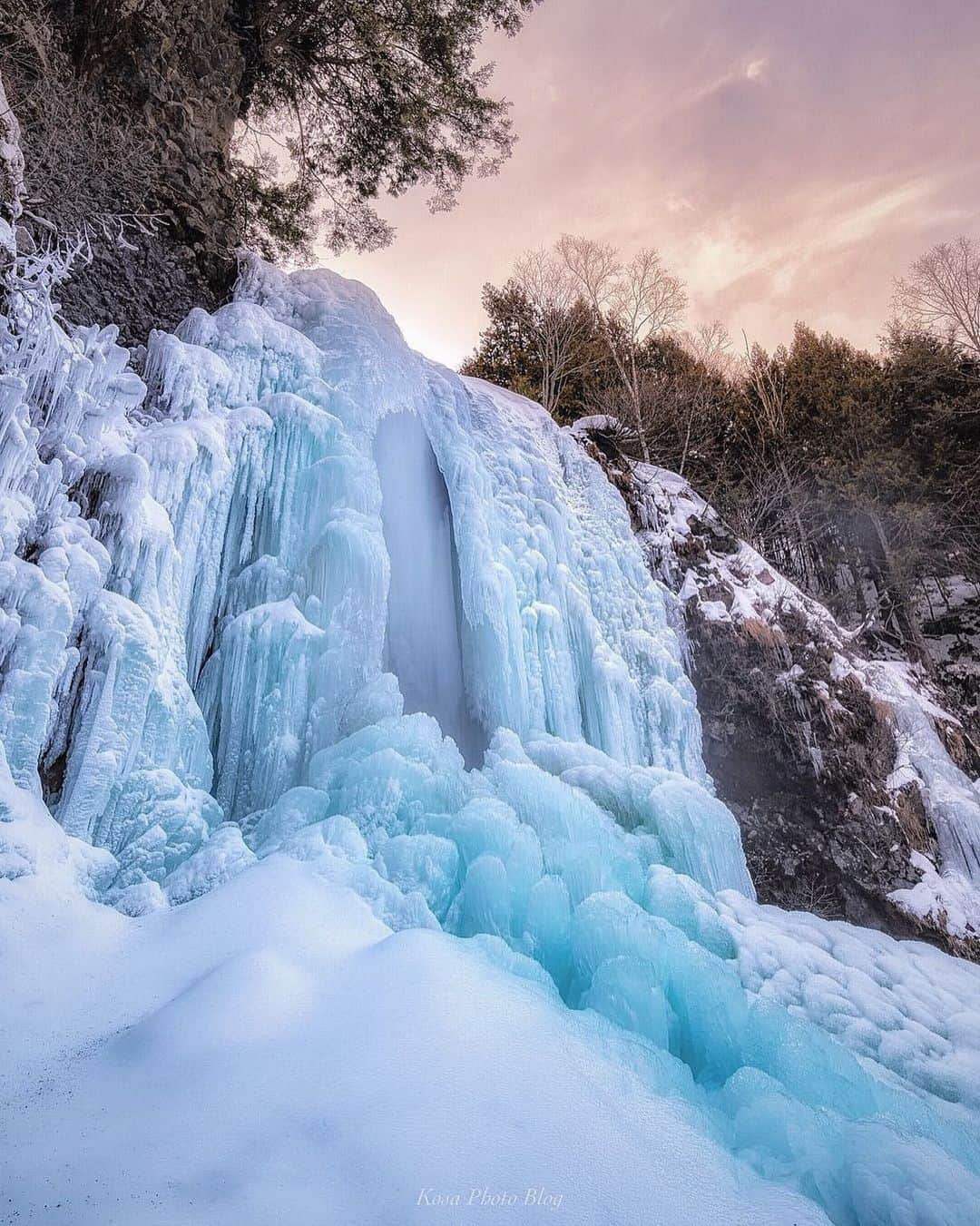 ?長野県 観光 公式インスタグラム さんのインスタグラム写真 - (?長野県 観光 公式インスタグラム Instagram)「//﻿ Photo by @kosa_photo﻿ ﻿ ﻿ Frozen Zengoro Falls ﻿ (Matsumoto City)﻿ ﻿ Zengoro Falls is one of three waterfalls located in Norikura Kogen.﻿ ﻿ The chilly air of Norikura is cold enough to freeze the running water in place, creating splendid pillars of ice.﻿ ﻿ These icy blue frozen falls are a mystical sight that can only be seen during winter. ﻿ ﻿ ===========﻿ ﻿ アイスブルーに魅せられて﻿ 「善五郎の滝 氷瀑」﻿ ＠松本市﻿ ﻿ 乗鞍三滝のひとつ「善五郎の滝」🍃﻿ ﻿ 流れる水をも凍らせる﻿ 乗鞍高原の厳しい寒さが﻿ つくりだす氷瀑❄️﻿ ﻿ 美しいアイスブルーの氷の滝は﻿ 冬だけに見られる神秘的な光景です✨﻿ ﻿ ＿＿＿＿＿＿＿＿﻿ ﻿ ❄️インスタアワード作品募集中❄️﻿ 応募期間12/13～2/26﻿ 詳しくはプロフィールのリンクからご覧ください﻿ ﻿ @nagano_japan をフォローして﻿ 応募期間(12/13～2/26)内に ﻿ 長野県内で撮った写真に﻿ #長野の雪遊び﻿ を付けて投稿するだけ✨﻿ ﻿ ＿＿＿＿＿＿＿＿＿﻿ ﻿ Location / Matsumoto City, Nagano, Japan ﻿ ﻿ #長野のいいところ #善五郎の滝 #松本市 #山の信州」2月24日 17時10分 - nagano_japan