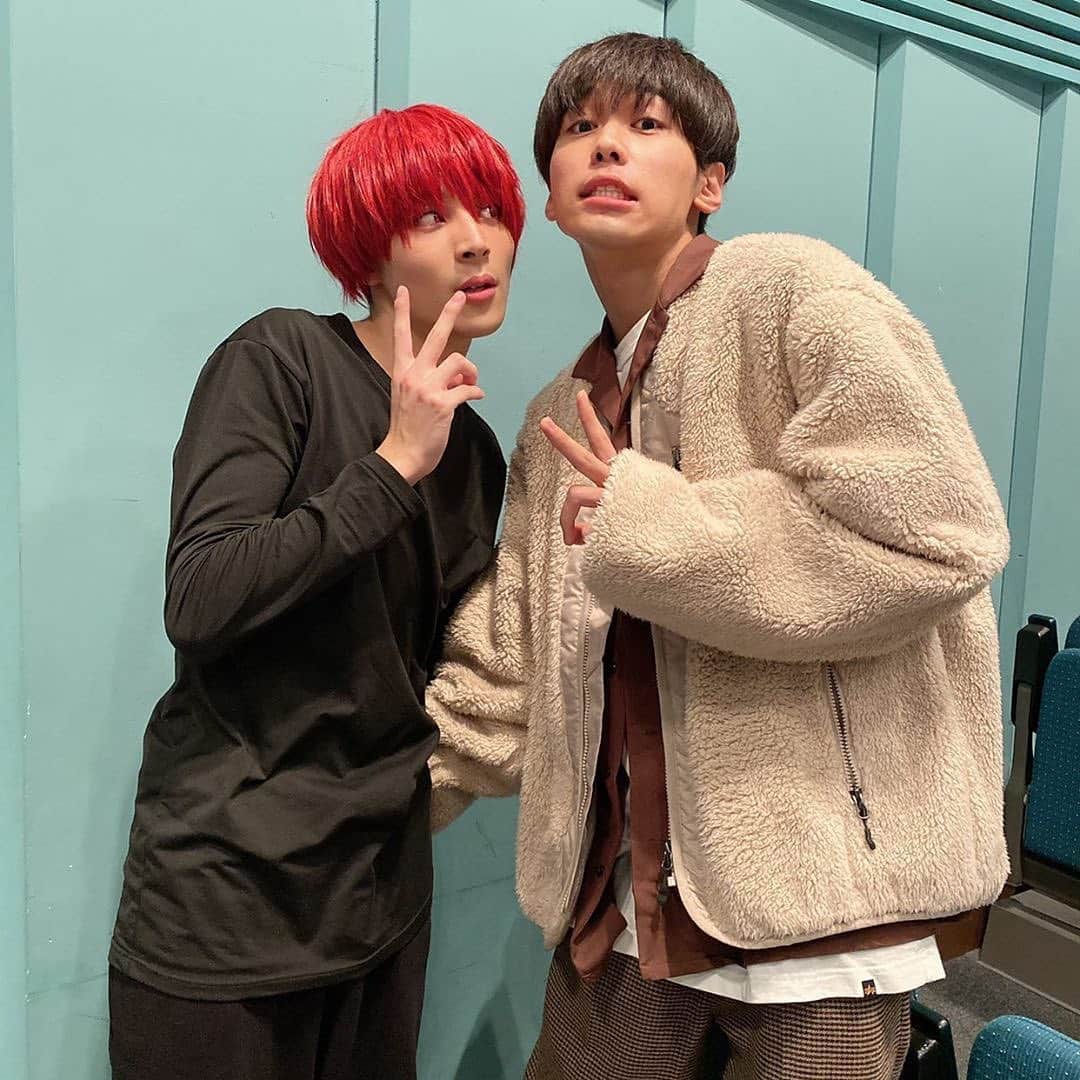 のインスタグラム：「☺︎ たかはしりゅのすけ主演の舞台. その場の投票でストーリーの展開が変わるのが新鮮で、いい意味で舞台を観ている気がしなかった！ やっぱり友達の活躍は自分も嬉しくなるし、「負けてられない」ってやる気も出るからいいね！😆 . . 最後まで突っ走れ～！！ . . ちなみにおかだしょたろと行きました. 彼はカメラ係です📷」