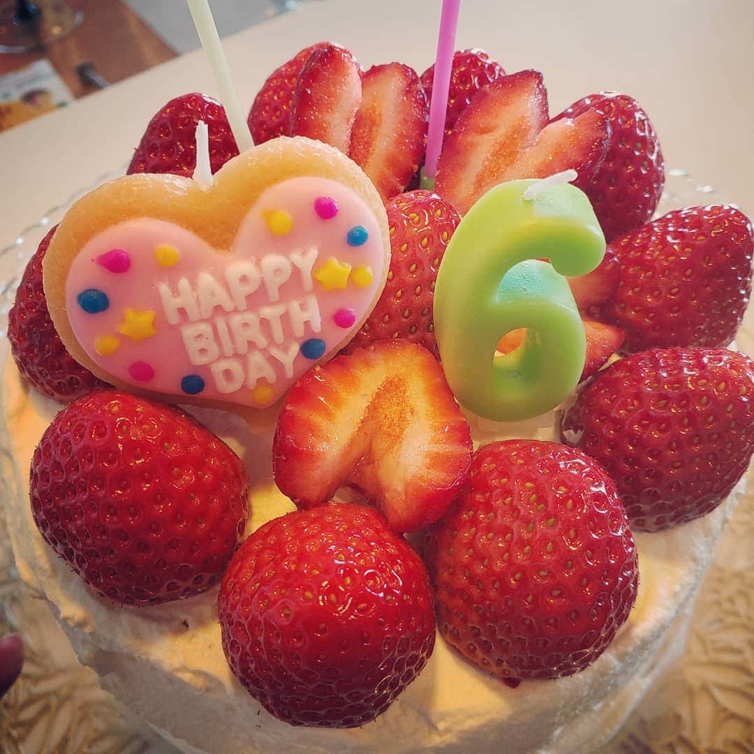 向山志穂のインスタグラム：「お家で大好きなお友達のお誕生日会💖 大好きなイチゴのショートケーキでお祝いしました😌  My daughter was doing makeup while cooking and was surprised at his face！😨 Thanks for being such a great friend! Happy Birthday! May the year ahead of you be great💖 I love you.」