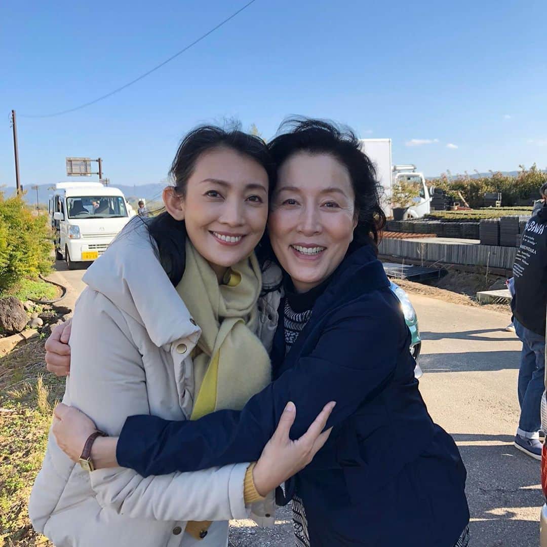 田中美里のインスタグラム：「映画「山中静夫氏の尊厳死」 山中静夫の妻を演じた高畑淳子さんと。  #映画 #山中静夫氏の尊厳死  #シネスイッチ銀座 #高畑淳子　さん #想い出写真」