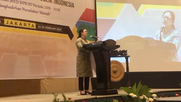 大槻ひびきのインスタグラム：「Ketua DPR RI Puan Maharani mengatakan, lembaga DPR RI mendapat kabar baik dalam hal kepercayaan publik. • "Awal tahun ini ada kabar baik. Salah satu survei publik menyebutkan bahwa DPR mendapatkan kepercayaan masyarakat. Ini tantangan kita semua," Puan Maharani, saat membuka Seminar Nasional Mahkamah Kehormatan Dewan DPR di Crowne Plaza Hotel, Jakarta, Senin (24/2/2020). #puanmaharani」