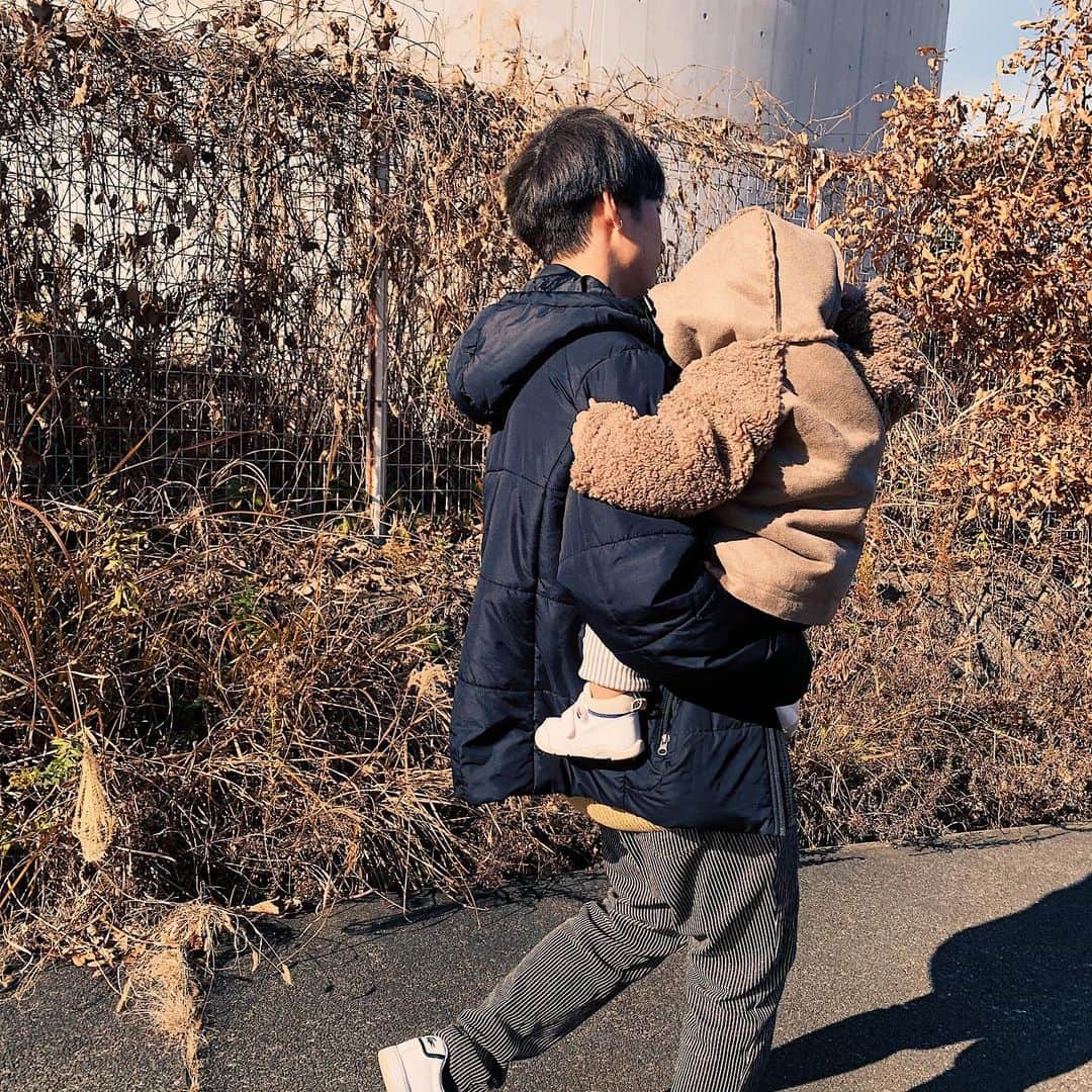 のインスタグラム：「. 今日はお散歩〜 . . ママがいっぱい自分と息子を撮ってくれてる。 . . 仲良いのが嬉しいんだって。 なにそれ好きだよ嫁よ。 . #夫婦　#男の子　#ママ　#パパ　#公園　#遊び」