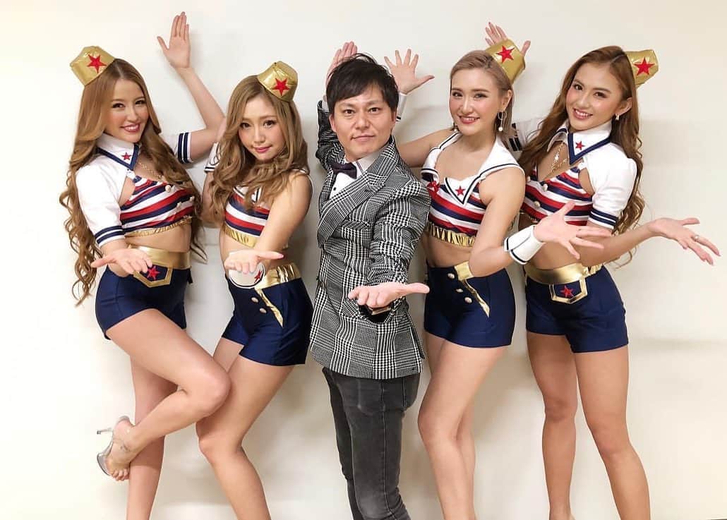 CYBERJAPAN Staffのインスタグラム：「#repost @watanabekazue  ちゃんちゃん♬👐 永島知洋さんお得意のポーズ（？）で記念写真🥳 @tomohiro.nagashima 本日のトークショーでも、やはり集中的にいじめられました…泣 . ボートレース児島で本日はトークショーとライブをさせていただきました☀️楽しすぎた😆永島さんのイジリ（イジメ）は、いつになったら無くなるのでしょうか？？笑🤣だけど天才的に面白い永島さんとやったので、TeamK楽しくおしゃべりできました💕😂 ライブも盛り上がってくれてありがとう🎤😍また呼んでいただけるように頑張ります⭐︎ 小さい子供ちゃんからお久しぶりの方、遠征で応援に来てくれたみんな、ありがとうございました🌸👶🏼 ちなみにチーム #のろまっと は、舟券対決で1.3.5と惜しくもいいとこまでいったのよ‼️みんな信じてね？カナちゃん目指したかったびきなーずらっく🐢 罰ゲームでお互いの手首にしっぺ…以上に、アカペラで踊らされたことが恥ずかしかった #TeamK でした🤣♪（写真もりだくさん😂） . 本日は、楽しい時間を本当にありがとうございました‼️✨😍 . . #cyberjapan #ボートレース児島 #サイバージャパン #サイバージャパンダンサーズ #永島知洋 さん #チームK #ボートレース #boatrace #かずへー #ボートへー」