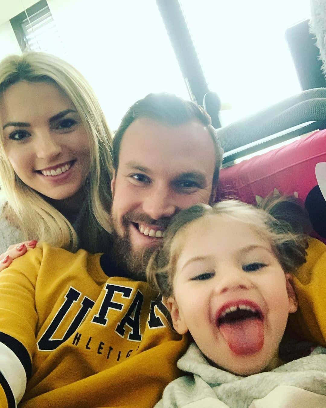 ケヴィン・グロスクロイツのインスタグラム：「Jetzt wird noch ein bisschen auf Leonies Couch gechillt 👍 Linus schläft 💛 Gleich kommt @reinecke_nippel zum Frühstück und später gehen wir schön schwimmen😘 Leonie möchte nicht zum Rosenmontagszug 🤔 Wir genießen den freien Tag ✅ Was macht ihr heute schönes?! Eure Fisch Familie 🐟🐟🐟🐟 #familie」