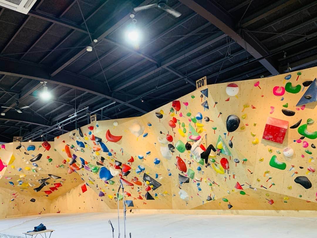 松島由希のインスタグラム：「産後クライミング、day8!  @jetsetclimbing で約3時間。  前回3～4級コンプして次のグレードに進んだけど負荷が強すぎと感じたので、FLできなかった課題中心にひたすらリピート。  体の連動性０状態だったころからだいぶスムーズに楽に動けてる！成長!!笑  気長にやってきます。 ※写真は @bnutsosakifurukawa 壁が高いので持久トレにもなりました。  #クライミング #ボルダリング #産後クライミング #ママクライマー」