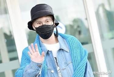 SHINeeのインスタグラム：「200222 #TaeMin at Incheon Airport to Paris, France  Cr.as marked」