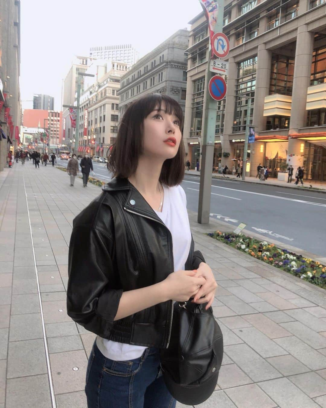 はりーさんのインスタグラム写真 - (はりーInstagram)「連休最終日は日本橋へ💰 お気に入りの白Tと女性らしいシルエットのライダースとデニム🤒💋🌂 全部白黒で合わせたよ⚡️⚡️⚡️ デニムだあああい好きっ💑 靴は誕プレで新しくもらった @undercover_lab のシューズ履いてるんだけどこの画角だと見えないから次の投稿で見えるもの載せるね☀️🤳 天気も良くて最高だった~~👨‍❤️‍👨🌸 @vivamoon リスペクト💯💡 #ライダース#アンダーカバー女子#シンプルコーデ#無加工グラム #女子力#男子コーデ#シンプルイズベスト」2月24日 18時08分 - kirarin_harry_official