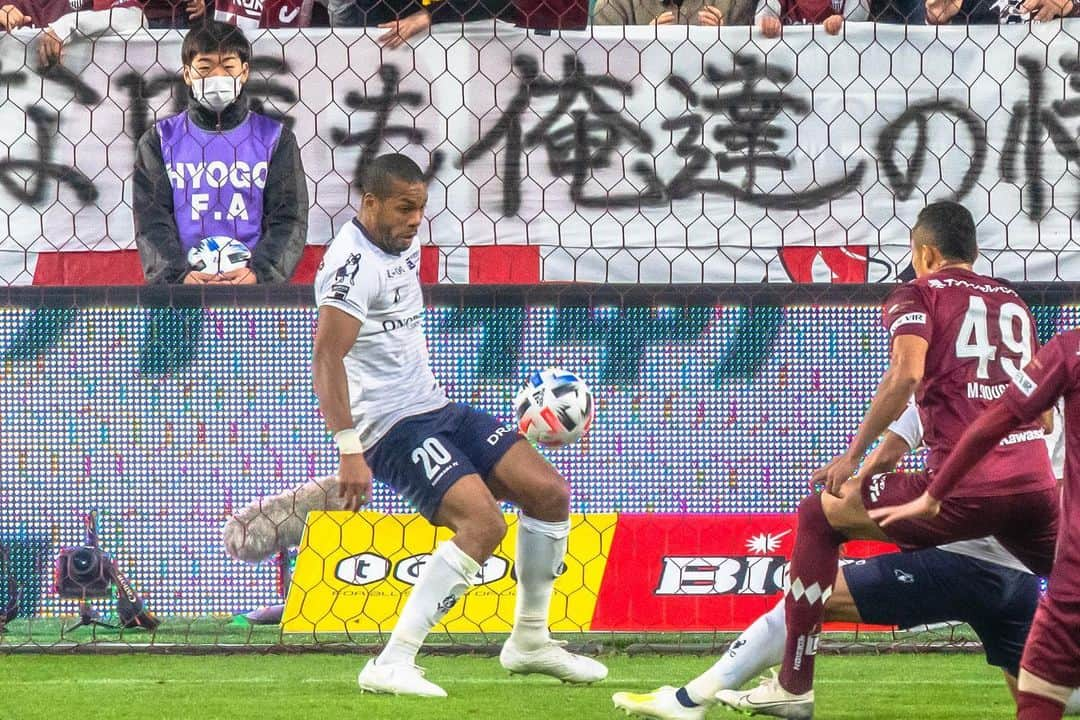 カルフィン・ヨン・ア・ピンさんのインスタグラム写真 - (カルフィン・ヨン・ア・ピンInstagram)「The was a crazy sequence. First the goalie saved a shot, then I saved the second attempt of the line and then Maginho blocked the third attempt and the ball went over the goal. We celebrated it like we scored a goal! #jleague #yokohamafc #visselkobe」2月24日 18時11分 - calvinjongapin