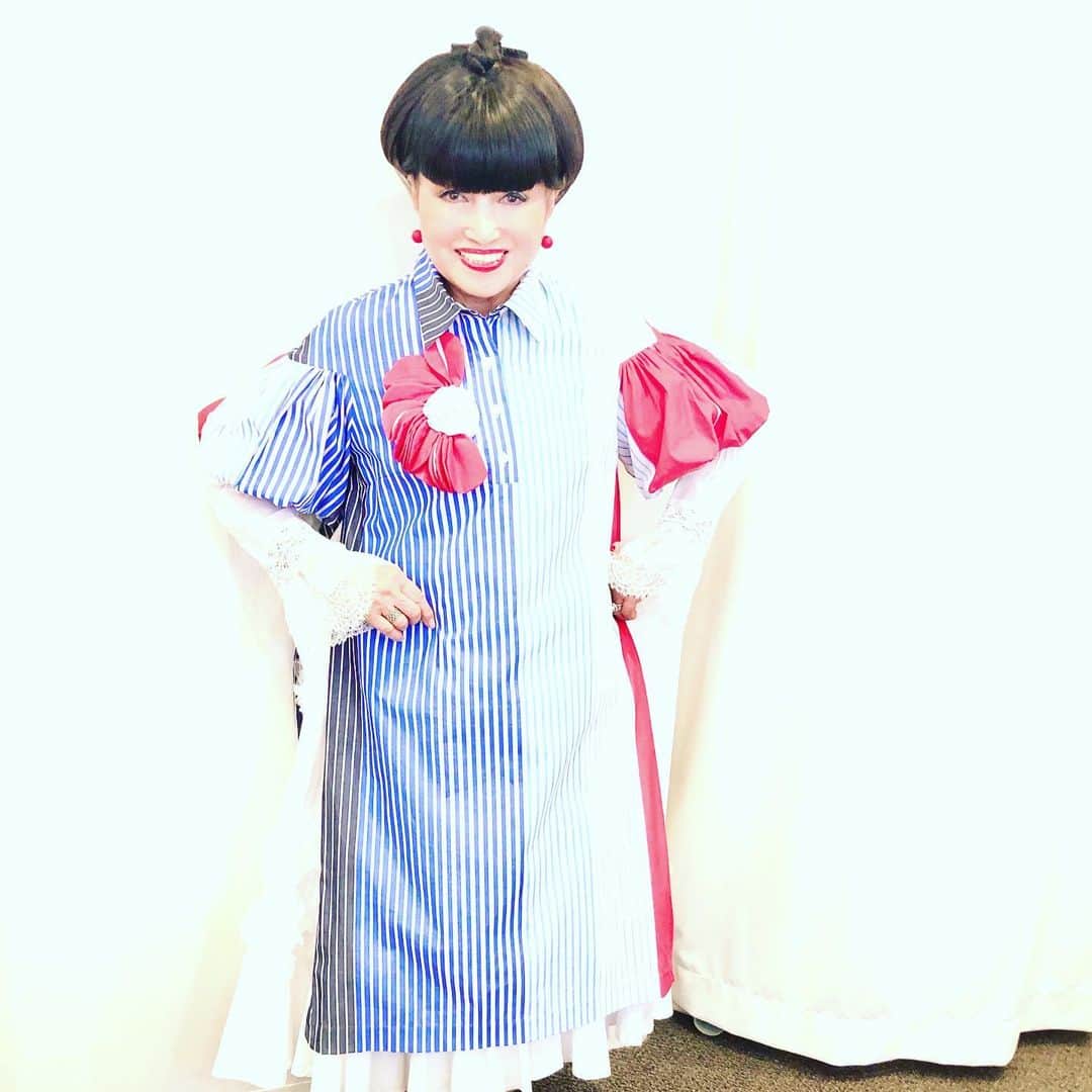 黒柳徹子さんのインスタグラム写真 - (黒柳徹子Instagram)「今日は、「徹子の部屋」本番４本。 このお洋服は、去年バンコクに行った時に、デパートで見つけたもの💕 袖がカワイイ！ 色と幅が違うストライプを組み合わせたプリントの生地で、作ってあります。 パッチワークしてるように、見えるのが好き。」2月24日 18時13分 - tetsukokuroyanagi