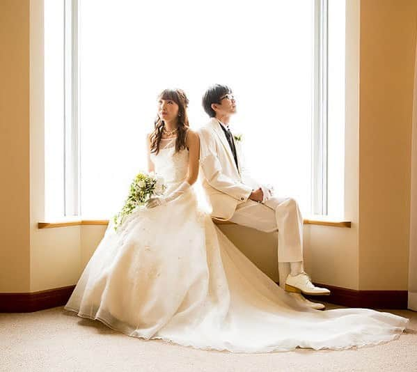 Photopla+（ フォトプラ ）さんのインスタグラム写真 - (Photopla+（ フォトプラ ）Instagram)「@photopla_weddingをフォローして、 『#フォトプラ花嫁』『#フォトプラ』の タグをつけて写真をUPしてみて･ﾟ｡ . —————————— . 後ろから優しい光に包まれて 凜とした雰囲気のお二人＊ 特別な衣装に身を包み 特別な空気の中でしか撮れない お写真があります。 お二人の心まで映し出しそうですね* . ＞＞＞ 『写真だけは残したい』方へ＊* Webから撮影予約できます⚐ @photopla_wedding . ——————————. . オシャレでイマドキな ウェディングフォト発信中♥ . 『#フォトプラ花嫁』『#フォトプラ』の タグをつけて写真をUPしてみて･ﾟ｡ フォトプラのIGでリグラムされるかも♪♪ . #結婚式 #結婚式準備 #プレ花嫁 #卒花 #前撮り #ロケフォト #日本中のプレ花嫁さんと繋がりたい #プラコレ#ウェディングニュース #ベストアニバーサリー #wedding  #2020夏婚 #2020冬婚　#2020春婚 #ウェディングレポ #婚約 #婚約中 #ロケーションフォト #photopla #ウエディングフォト #フォトウェディング　 #ウェディングドレス #ホワイトブーケ #ホワイトタキシード」2月24日 18時16分 - photopla_wedding