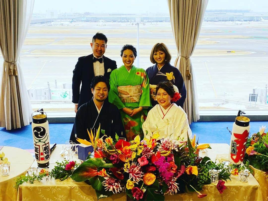 木村真野さんのインスタグラム写真 - (木村真野Instagram)「笑顔道の比嘉先生と束田トレーナーの披露宴✨✨ 羽田空港での披露宴は初めてでとっても素敵な演出でした^ ^ 笑顔や涙たくさんの家族愛に溢れた披露宴に参加できて幸せな気持ちになりました。ありがとう❤️ 幸せになってね🥰ほんとにおめでとう✨✈️❤️🥺 @wkn.tkd @w.tsukada @egaodo_12shogo.higa25  #wedding #hanedaairport #skywedding #羽田空港　#披露宴」2月24日 18時16分 - mayakimura5