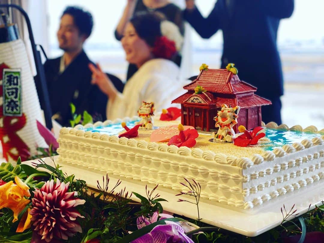 木村真野のインスタグラム：「笑顔道の比嘉先生と束田トレーナーの披露宴✨✨ 羽田空港での披露宴は初めてでとっても素敵な演出でした^ ^ 笑顔や涙たくさんの家族愛に溢れた披露宴に参加できて幸せな気持ちになりました。ありがとう❤️ 幸せになってね🥰ほんとにおめでとう✨✈️❤️🥺 @wkn.tkd @w.tsukada @egaodo_12shogo.higa25  #wedding #hanedaairport #skywedding #羽田空港　#披露宴」