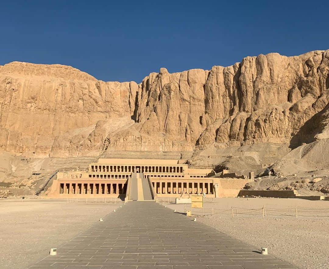 日高大地さんのインスタグラム写真 - (日高大地Instagram)「エジプト旅行記【ルクソール】﻿ ⚠️ミイラの写真があるので苦手な方はスルーで🙇‍♀️﻿ ﻿ ●西岸﻿ 1. ハトシェプスト葬祭殿　崖を利用した3階建ての葬祭殿。﻿ 2.3.4.5. 王家の谷　ツタンカーメンのお墓の中。﻿ ヒエログリフのレリーフもしっかりと色が残っている！﻿ この谷には65のお墓が発見されていて、ツタンカーメンは62番目に発見。﻿ まだまだお墓はあるそうで、暑い日中も発掘作業が行われていました。﻿ ﻿ ●東岸﻿ 6.7. カルナック神殿﻿ 8.9.10. ルクソール神殿　最後の写真は第1塔門。対になっていたもう1本のオベリスクはパリへ寄贈され、コンコルド広場にあるとのこと。﻿ 確かに！コンコルド広場にオベリスクあった！﻿エジプトから来てるなんて知らなかった😳 ﻿ エジプトはカメラは🈲だけど、スマホの写メは🙆‍♀️な所が多い。もしくはカメラチケットを購入。﻿ ﻿ #travel #travelgram #instatravel #travelphotography #世界遺産 #旅写真#旅スタグラム#海外旅行﻿ #エジプト #エジプト旅行#ピラミッド#スフィンクス#砂漠#ナイル川#夕陽#ルクソール#ハトシェプスト葬祭殿#王家の谷#ツタンカーメン#カルナック神殿#ルクソール神殿#egypt#nileriver#garabeya#luxor#templeofluxor#templeofkarnak#valleyofthekings#tutankhamun#🇪🇬」2月24日 18時27分 - yoko92hidaka