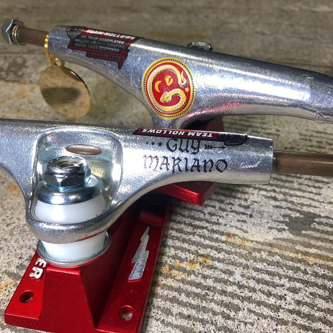 のインスタグラム：「サンフランシスコ発信の老舗トラックブランド、 THUNDER TRUCK(サンダートラック)から 最近 THUNDER に加入した Guy Mariano の TEAM HOLLOWS が入荷⚡️⚡️⚡️ ベースプレートの部分は軽量化されてないノーマル仕様になっており、シャフトと、キングピンが空洞になっており、車高がノーマルの THUNDER TRUCK と変わらないまま軽量化され、重すぎず軽すぎない、バランスのとれたトラックに仕上がっております💁🏻‍♂️ @thundertrucks #thundertrucks #skateboard #skateboarding #skater #カリフォルニアストリート #カリスト #スケートボード #スケボー #スケーター #californiastreet #calst」
