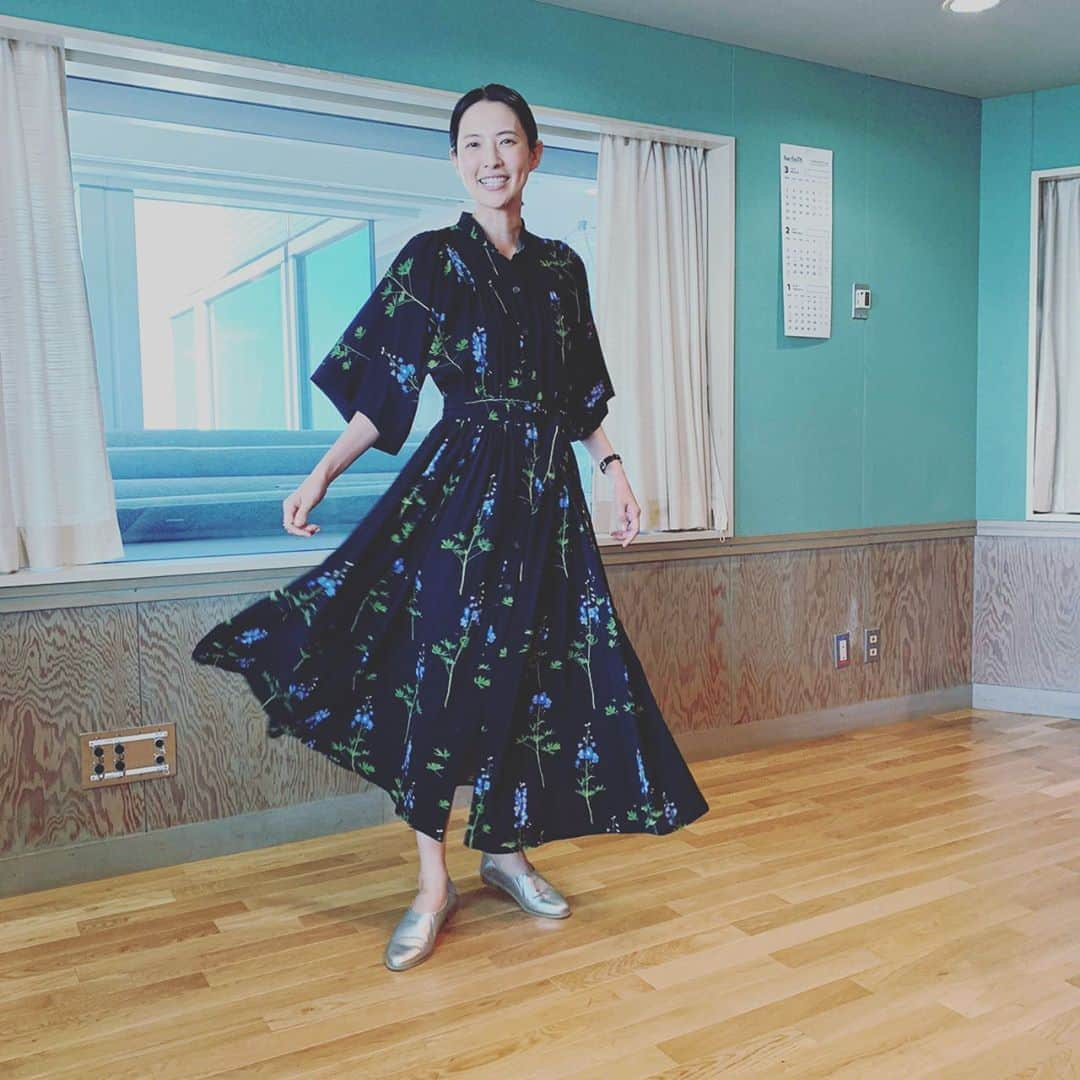 浜島直子さんのインスタグラム写真 - (浜島直子Instagram)「「公開」収録ではなくなりましたが、予定通り今日は年に一度の春のスペシャル🌸ということで、ラジオの収録へ。 ・ りえちゃん( @rie_tomosaka_official )と青木さん( @aokiyoshifumi )をゲストに迎え、それはそれは楽しく盛り上がりました！ ・ りえちゃん、いつ会ったって可愛いからいつもジロジロ見ちゃうんだけど、今日は私の中のオヤジが抑えきれずにハグも❤️うへへへ❤️ ・ 青木さん、どんな悩みを相談しても、必ず心が前向きに元気になれるようにアドバイスをくれるから、心のお医者さんだと私は勝手に思ってます🌈 ・ あぁ、本当に楽しかった。  この番組も10年を迎えることができて、とても幸せです。  これからもひとつひとつ丁寧に、何よりきちんと自分が楽しむこと。 それがリスナーの皆さんに少しでも伝わって、「なんかよかったなぁ」と思ってもらえること。  よし。  11年目もよろしくお願いします✨ ・ ともさかりえちゃんがゲストの放送回は、2月29日、3月7日の土曜日。全2回。 青木良文さんがゲストの放送回は、3月7日(りえちゃんの回に飛び入りゲストとして少し参加しています)、3月14日、3月21日の土曜日。全3回。 bayfmで午前11時から。radikoで全国聴けますのでお時間ありましたらぜひよろしくお願いいたします😊 ・ #東京ガス #bayfm #キュリオスハマジ #ともさかりえ　ちゃん #青木良文　さん #写真3枚目の私の目を見よ #これぞ正しい #エロ目 #三日月目 #ちなみに誰にも聞かれていませんが #私のワンピースは #driesvannoten  #靴は #liveincomfort  #新色のシルバーめちゃいい❣️」2月24日 18時21分 - hamaji_0912