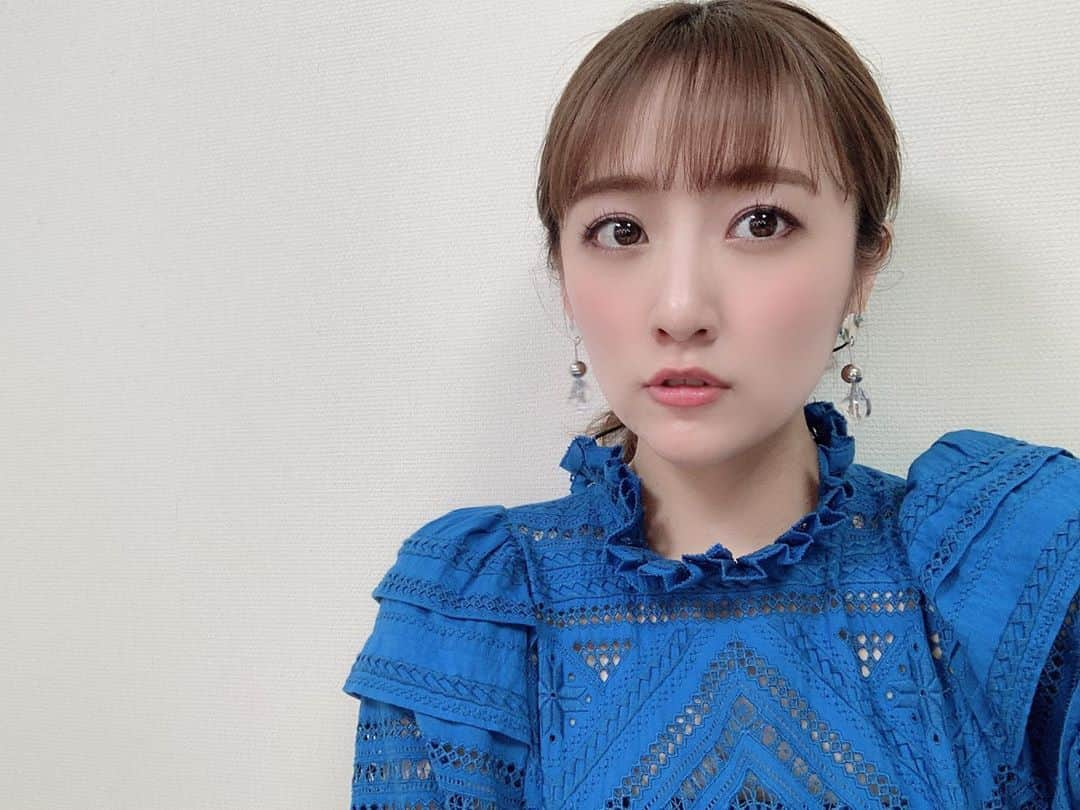 高橋みなみさんのインスタグラム写真 - (高橋みなみInstagram)「２月２６日放送の フジテレビ「ホンマでっか!?TV」に出演します😊  21時〜21時54分の放送です！ ぜひご覧ください✨  久しぶりに膝丈のワンピース着ました🤤  #ホンマでっかtv  #フジテレビ #tv  衣装👗 服 @seanewyork アクセ @roomx601  #fashion  #happy #love」2月24日 18時27分 - taka37_chan