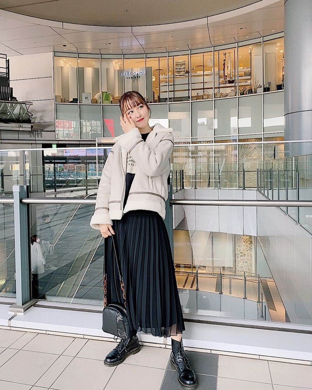 市野莉子さんのインスタグラム写真 - (市野莉子Instagram)「今日の服🖤 outer @gu_global tops @zara skirt @bershkacollection bag @murua_official shoes @drmartensofficial . #りかりこーで#りかりこ#双子#ファッション#コーデ#コーディネート#プチプラコーデ#fashion#ootd#me#twins」2月24日 18時27分 - riko_ichino