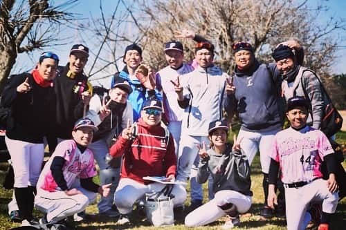 上杉あずさのインスタグラム：「. 昨日も楽しかった🥰⚾️ 負けて悔しかったけど楽しかった💓💓 この歳になってもこんな気持ちを味わえるなんて🥺🥺 幸せです✩.*˚ ポークスS15！！！！！ . 写真は立石アルファ裕一さん(@alfa_ht )📷 応援＆カメラマンありがとうございました❣️❣️ #草野球チーム #福岡ハードバンクポークス #hardbankporks @hardbankporks  #草野球 #軟式野球 #練習試合 #日曜日 #本気の草野球 #めざせ大人の甲子園 #大敗 #そんな日もある #いい経験 #練習頑張ろう」