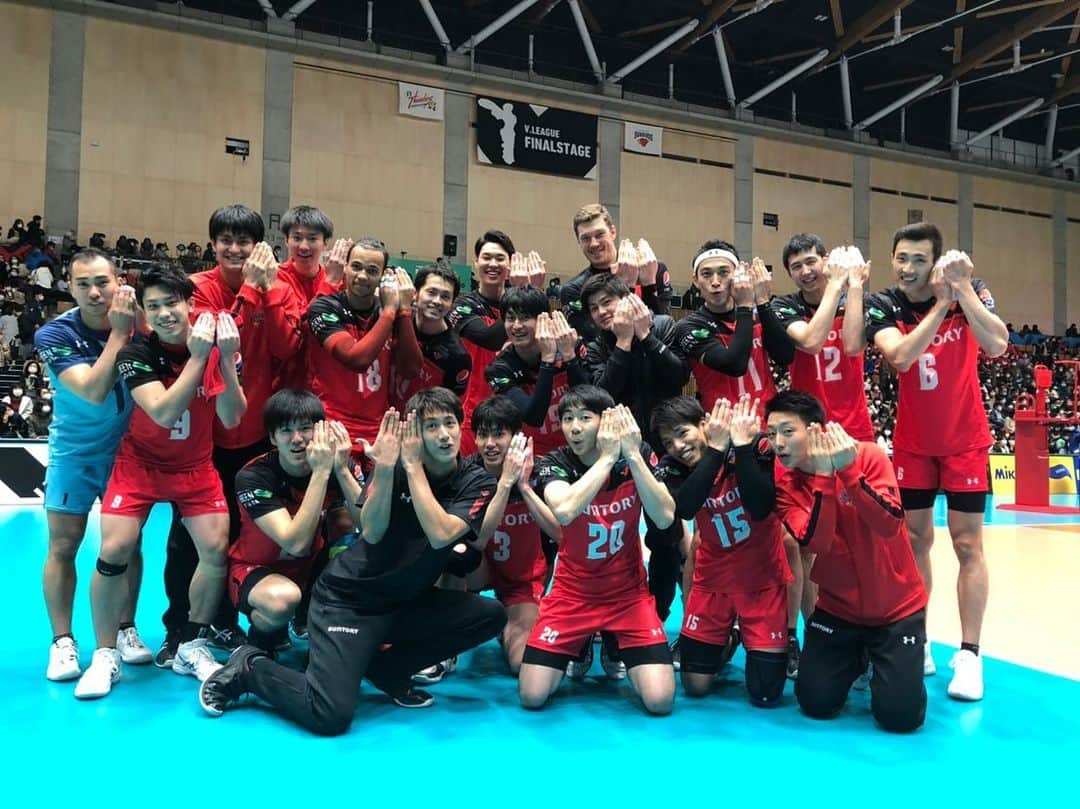 酒井大祐さんのインスタグラム写真 - (酒井大祐Instagram)「2019-2020season F5 3日目🆚JTEKT戦 3-1敗戦 選手は本当に最後の最後まで戦ってくれました。気持ちはあるのに足が出ない、強く打ってるのに拾われる。そんなシーンが多かったと思います。 けれどディマが怪我をし、自分達の根底が揺らぎそうになりながら、各自がモチベーションを維持し、練習し続けてくれた事。 この3試合でチームの結束は強固になったようにも感じますし、役割を感じ実践出来たようにも思います。  まだまだ力不足で、選手達にいいアドバイスも出来ず、申し訳ない気持ちになります。 それでもこれからも経験し続けるために、行動もし続けていきます。 これからもサントリーを応援してください。 沢山の応援、ご支援ありがとうございました。全国各地の体育館の皆さんありがとうございました。  #サントリーサンバーズ  #suntorysunbirds #アンダーアーマー　#underarmour #tailorfields  #酒井大祐  #サカイダグラム  #応援ありがとうございました #バレーボール　#vリーグはバレーだよ #volleyball #japan」2月24日 18時37分 - daisukesakai1022