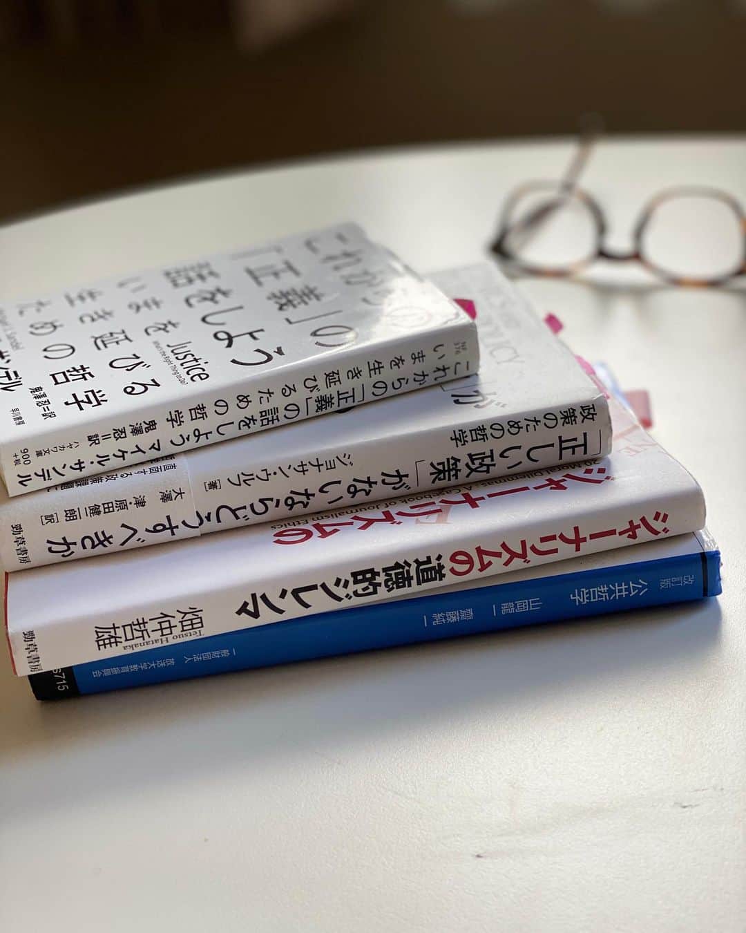 小西美穂のインスタグラム：「大学院では﻿ 政治思想や哲学への理解を深める授業も﻿ 受けています。﻿ ﻿ 政治やジャーナリズムを﻿ 理論的背景から根源的に問い直していくのは、﻿ ものすごくためになり、﻿ 格別に面白かった！﻿ ﻿ 『これからの「正義」の話をしよう』はもちろんのこと 『ジャーナリズムの道徳的ジレンマ』も 実際のニュースに即して論じているので﻿ 読みやすくておすすめです。﻿ ﻿ こういう授業を受けると﻿ 大学院に来て良かった！と思うのです。﻿ ﻿ まだ半年も経っていませんが笑﻿ ﻿ #大学院 #大学院生活 #社会人大学院生 #思考し議論する毎日 #表現の自由 #正義 #ジャーナリズム #公共哲学 #ジャーナリズムの道徳的ジレンマ #勁草書房 #正しい政策がないならどうすべきか #これからの正義の話をしよう #マイケルサンデル #哲学 #功利主義 #義務論 #政治学 #本 #読書 #参考文献 #自分をアップデート」