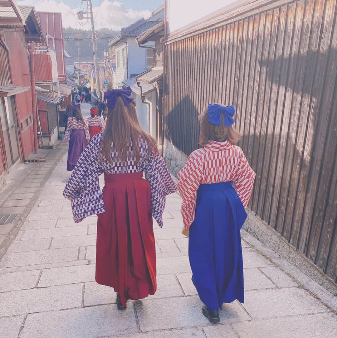 夏川愛実のインスタグラム：「ㅤㅤㅤㅤㅤㅤㅤㅤㅤㅤㅤㅤㅤㅤㅤㅤㅤㅤㅤㅤㅤㅤㅤㅤㅤㅤㅤㅤㅤㅤㅤㅤㅤㅤㅤㅤㅤㅤ 仲良さそう〜っていいながら 撮った写真（笑） ㅤㅤㅤㅤㅤㅤㅤㅤㅤㅤㅤㅤㅤㅤㅤㅤㅤㅤㅤㅤㅤㅤㅤㅤㅤㅤ 同期です仲いいです😌 ㅤㅤㅤㅤㅤㅤㅤㅤㅤㅤㅤㅤㅤㅤㅤㅤㅤㅤㅤㅤㅤㅤㅤㅤㅤ #矢絣袴#大正村#岐阜観光#バスツアー #矢絣#袴#袴ヘア#後ろ姿」