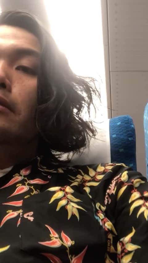 盛山晋太郎のインスタグラム：「#日常Ｘスポーツpart2 #仕事終わり東京から帰阪するときの #新幹線での過ごし方 #今回は技名も入れました #是非音アリでご覧ください #続きの全貌はIGTVで見れます #人間離れの大技 #スケボー #スノボー #ＢＭＸ #theoffspring  #xsports」