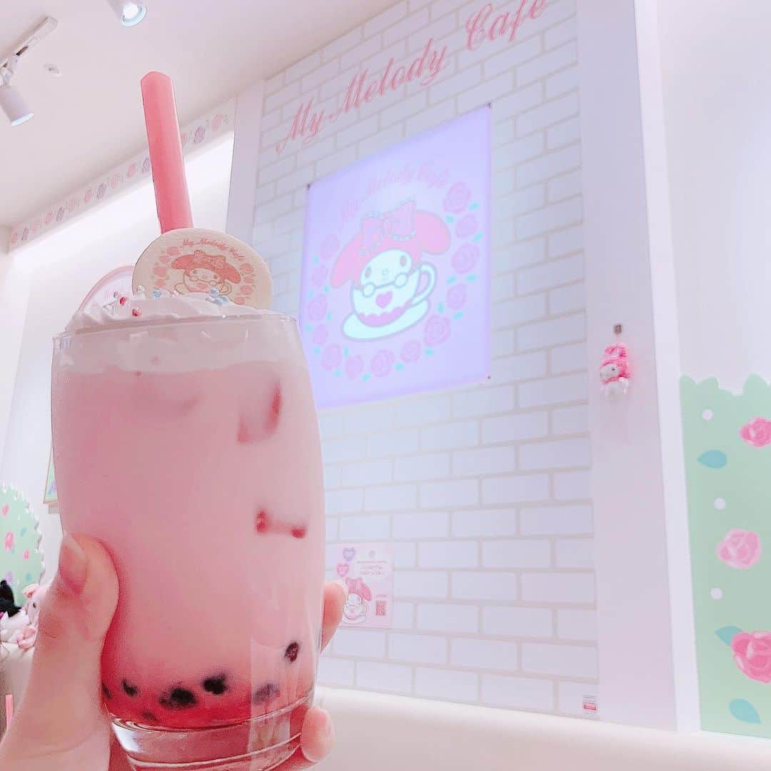 のインスタグラム：「マイメロカフェ可愛いかった💕 ・  #マイメロカフェ　#カフェ　#梅田カフェ」