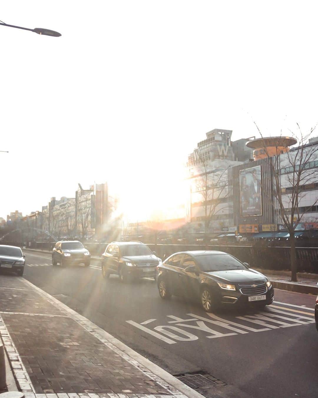堀舞紀さんのインスタグラム写真 - (堀舞紀Instagram)「🌅 . . 文字が違うだけで 異国感があって楽しい🤭 . . 朝一の散歩は、 まだまだ寒かった韓国。 . ポッケに手を突っ込んで、 フードの紐をギュッとしばって、 通勤する現地の人にまざって スタスタ歩いてみました… . こーやって街に溶け込むのが 趣味です。 . 可愛い街のtogo! 珈琲ショップ、 アメリカーノ珈琲 HOTで¥200弱でした🥤。 . 寒いなかで ウロウロしていたら すぐに冷めちゃったけど 朝早くから開いてる 珈琲屋さんが沢山あって とても助かる！！ . 1人で探検。 束の間の時間、、 . . #1人旅 #韓国旅行　#korea #maino_korea #coffee #trip #americano」2月24日 18時51分 - mainohori