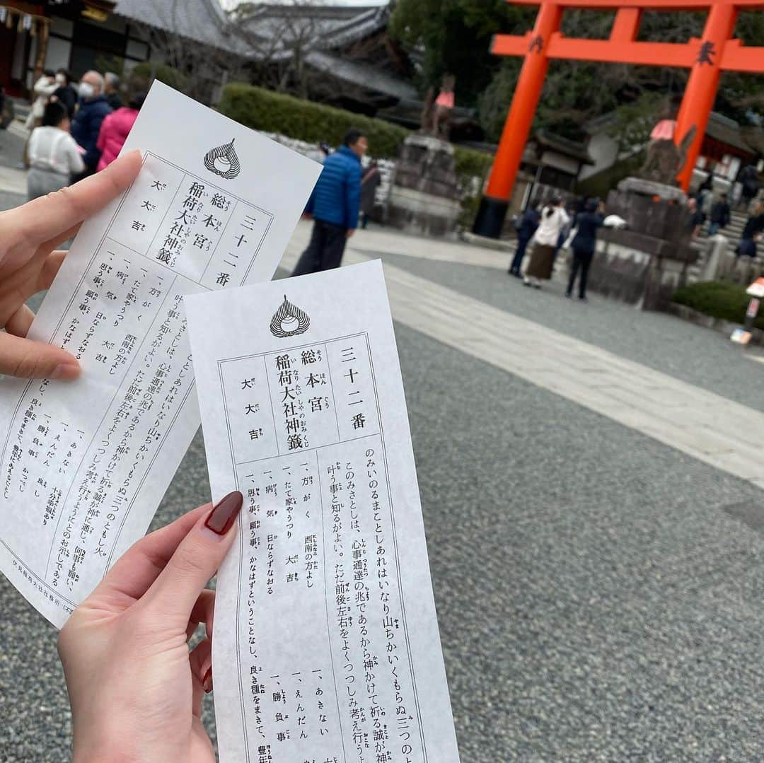 影山祥子さんのインスタグラム写真 - (影山祥子Instagram)「A's birthday旅　伏見稲荷神社⛩🦊 . . ここはもお有名よね☺️ なんと、おみくじ引いたら2人とも全く同じ。そんなことある？ 違うガラガラ回したのに、タイミングも違ったのに、同じ札。ww しかも大大吉。 そんな事ある？←2回目 とりあえず観光してた外国人の方のポーズ見て真似したりして遊んでた☺️ 途中邪魔が入ったけど、それはストーリーに残してあるからみてね☺️w . . #京都　#京都観光　#伏見稲荷大社  #🦊　#千本鳥居　#インスタ映え  #スポット　#のっかる　#謎の　#ポージング #おみくじ　#大大吉　#kyoto #photooftheday #pleasant #jinja」2月24日 18時51分 - sacco324