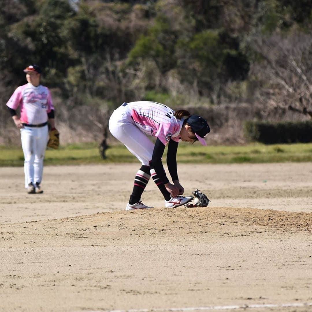 上杉あずささんのインスタグラム写真 - (上杉あずさInstagram)「. 人生初の #満塁本塁打被弾 ⚾️💔 精神的ダメージ大きかった…。 でも、アラサーにもなって、野球未経験者だった私が満塁ホームランを浴びるなんて、人生においてすごく貴重な経験。ここで感じた悔しさとみんなが支えてくれた優しさを胸に、これからどんなことも乗り越えられそうだ。 とにかくすっごくデッカイ経験をしました。これから先の長い野球人生、頑張るしかねえ💪🏼‼️‼️ . #baseball #team #fukuoka #hardbankporks #games #pitcher #pitch #ball #playball #gamesetmatch #草野球 #草野球チーム #福岡ハードバンクポークス #練習試合 #大炎上 #こんな日もある #成長するための試練 #先発 #完投ならず #河野ゲーム監督 #使ってくれてありがとうございました #マウンド集合 #にっこにこ #ぺぺさん面白かった #はらたくキャッチャーごめんよ #わたるファーストからいっぱい声掛けありがとう #ポークスS15」2月24日 18時57分 - azumacks