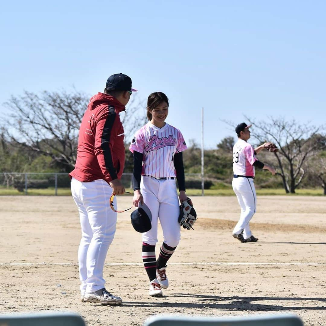 上杉あずささんのインスタグラム写真 - (上杉あずさInstagram)「. 人生初の #満塁本塁打被弾 ⚾️💔 精神的ダメージ大きかった…。 でも、アラサーにもなって、野球未経験者だった私が満塁ホームランを浴びるなんて、人生においてすごく貴重な経験。ここで感じた悔しさとみんなが支えてくれた優しさを胸に、これからどんなことも乗り越えられそうだ。 とにかくすっごくデッカイ経験をしました。これから先の長い野球人生、頑張るしかねえ💪🏼‼️‼️ . #baseball #team #fukuoka #hardbankporks #games #pitcher #pitch #ball #playball #gamesetmatch #草野球 #草野球チーム #福岡ハードバンクポークス #練習試合 #大炎上 #こんな日もある #成長するための試練 #先発 #完投ならず #河野ゲーム監督 #使ってくれてありがとうございました #マウンド集合 #にっこにこ #ぺぺさん面白かった #はらたくキャッチャーごめんよ #わたるファーストからいっぱい声掛けありがとう #ポークスS15」2月24日 18時57分 - azumacks