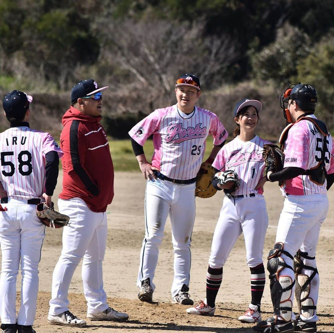 上杉あずささんのインスタグラム写真 - (上杉あずさInstagram)「. 人生初の #満塁本塁打被弾 ⚾️💔 精神的ダメージ大きかった…。 でも、アラサーにもなって、野球未経験者だった私が満塁ホームランを浴びるなんて、人生においてすごく貴重な経験。ここで感じた悔しさとみんなが支えてくれた優しさを胸に、これからどんなことも乗り越えられそうだ。 とにかくすっごくデッカイ経験をしました。これから先の長い野球人生、頑張るしかねえ💪🏼‼️‼️ . #baseball #team #fukuoka #hardbankporks #games #pitcher #pitch #ball #playball #gamesetmatch #草野球 #草野球チーム #福岡ハードバンクポークス #練習試合 #大炎上 #こんな日もある #成長するための試練 #先発 #完投ならず #河野ゲーム監督 #使ってくれてありがとうございました #マウンド集合 #にっこにこ #ぺぺさん面白かった #はらたくキャッチャーごめんよ #わたるファーストからいっぱい声掛けありがとう #ポークスS15」2月24日 18時57分 - azumacks