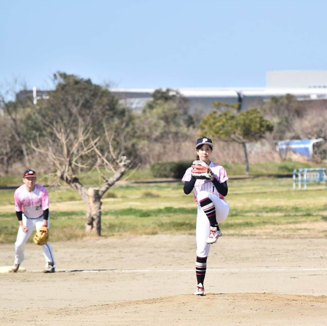 上杉あずささんのインスタグラム写真 - (上杉あずさInstagram)「. 人生初の #満塁本塁打被弾 ⚾️💔 精神的ダメージ大きかった…。 でも、アラサーにもなって、野球未経験者だった私が満塁ホームランを浴びるなんて、人生においてすごく貴重な経験。ここで感じた悔しさとみんなが支えてくれた優しさを胸に、これからどんなことも乗り越えられそうだ。 とにかくすっごくデッカイ経験をしました。これから先の長い野球人生、頑張るしかねえ💪🏼‼️‼️ . #baseball #team #fukuoka #hardbankporks #games #pitcher #pitch #ball #playball #gamesetmatch #草野球 #草野球チーム #福岡ハードバンクポークス #練習試合 #大炎上 #こんな日もある #成長するための試練 #先発 #完投ならず #河野ゲーム監督 #使ってくれてありがとうございました #マウンド集合 #にっこにこ #ぺぺさん面白かった #はらたくキャッチャーごめんよ #わたるファーストからいっぱい声掛けありがとう #ポークスS15」2月24日 18時57分 - azumacks