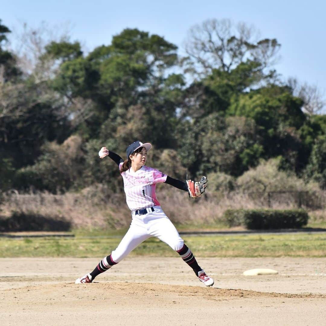 上杉あずささんのインスタグラム写真 - (上杉あずさInstagram)「. 人生初の #満塁本塁打被弾 ⚾️💔 精神的ダメージ大きかった…。 でも、アラサーにもなって、野球未経験者だった私が満塁ホームランを浴びるなんて、人生においてすごく貴重な経験。ここで感じた悔しさとみんなが支えてくれた優しさを胸に、これからどんなことも乗り越えられそうだ。 とにかくすっごくデッカイ経験をしました。これから先の長い野球人生、頑張るしかねえ💪🏼‼️‼️ . #baseball #team #fukuoka #hardbankporks #games #pitcher #pitch #ball #playball #gamesetmatch #草野球 #草野球チーム #福岡ハードバンクポークス #練習試合 #大炎上 #こんな日もある #成長するための試練 #先発 #完投ならず #河野ゲーム監督 #使ってくれてありがとうございました #マウンド集合 #にっこにこ #ぺぺさん面白かった #はらたくキャッチャーごめんよ #わたるファーストからいっぱい声掛けありがとう #ポークスS15」2月24日 18時57分 - azumacks