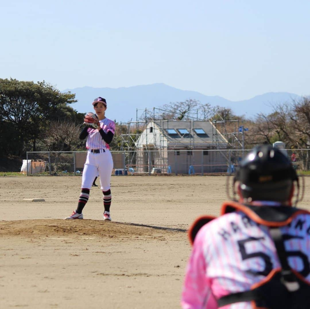 上杉あずささんのインスタグラム写真 - (上杉あずさInstagram)「. 人生初の #満塁本塁打被弾 ⚾️💔 精神的ダメージ大きかった…。 でも、アラサーにもなって、野球未経験者だった私が満塁ホームランを浴びるなんて、人生においてすごく貴重な経験。ここで感じた悔しさとみんなが支えてくれた優しさを胸に、これからどんなことも乗り越えられそうだ。 とにかくすっごくデッカイ経験をしました。これから先の長い野球人生、頑張るしかねえ💪🏼‼️‼️ . #baseball #team #fukuoka #hardbankporks #games #pitcher #pitch #ball #playball #gamesetmatch #草野球 #草野球チーム #福岡ハードバンクポークス #練習試合 #大炎上 #こんな日もある #成長するための試練 #先発 #完投ならず #河野ゲーム監督 #使ってくれてありがとうございました #マウンド集合 #にっこにこ #ぺぺさん面白かった #はらたくキャッチャーごめんよ #わたるファーストからいっぱい声掛けありがとう #ポークスS15」2月24日 18時57分 - azumacks