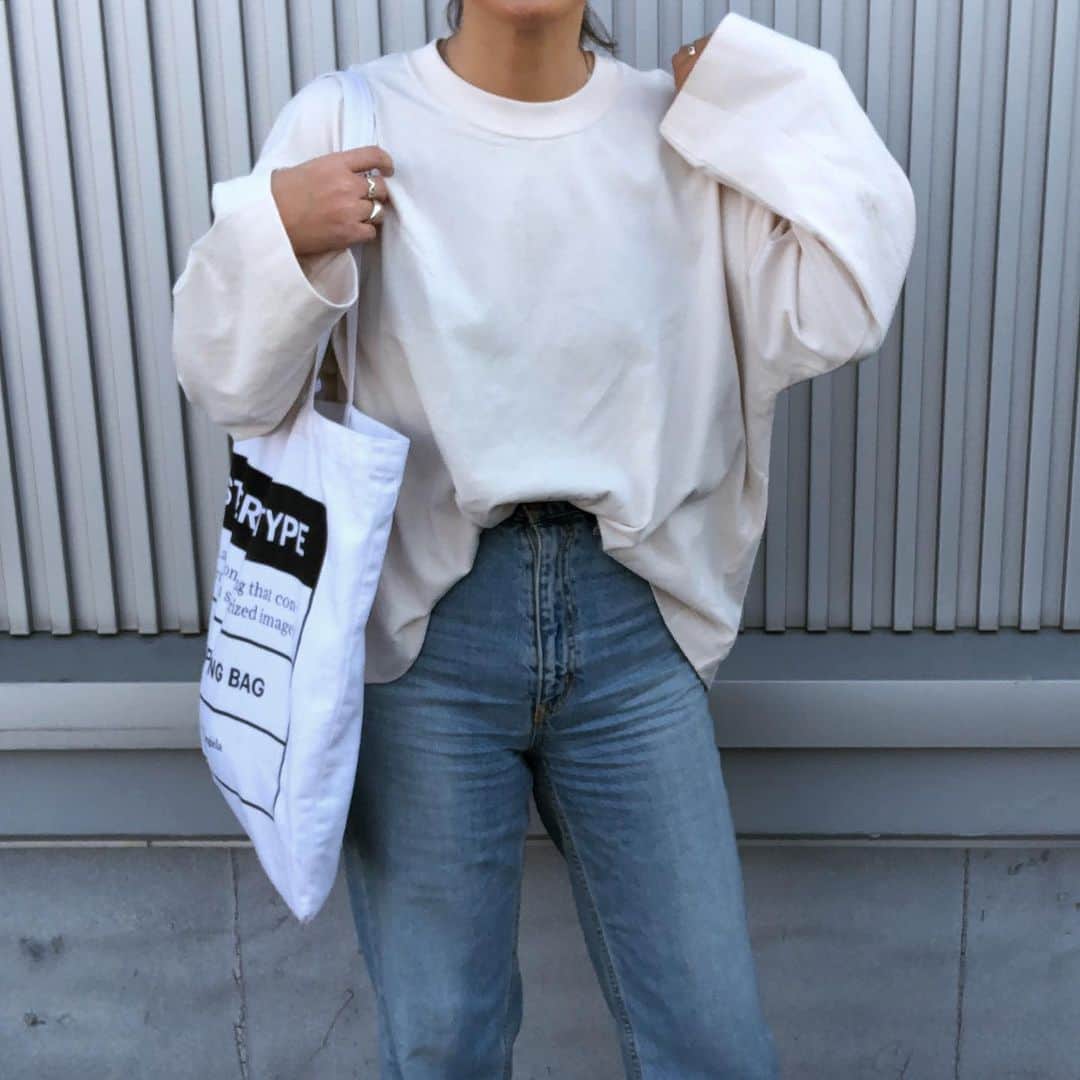 S E I K Oさんのインスタグラム写真 - (S E I K OInstagram)「✍️ .  いい天気過ぎて 薄着でも 寒くなかった✌️ .  tops/#uniqlo  #コットンオーバーサイズワイドスリーブT . denim/#azulbymoussy  bag/#margiela .  シンプルすぎな 今日の服◎ .  大人化計画は どこにいったん🤷🏼‍♀️って 娘に言われたんだけど  うん、服がない🤷🏼‍♀️ .  大人系の 服がなかったー😇 .  これから 集めていくところです🙆‍♀️ .  #ユニクロ#ユニクロコーデ #uniqloginza  #プチプラ#プチプラコーデ#プチプラファッション#シンプル#シンプルコーデ#着回し#着回しコーデ#春コーデ #ユニジョ#uniqloginza2020ss」2月24日 18時59分 - seco_days