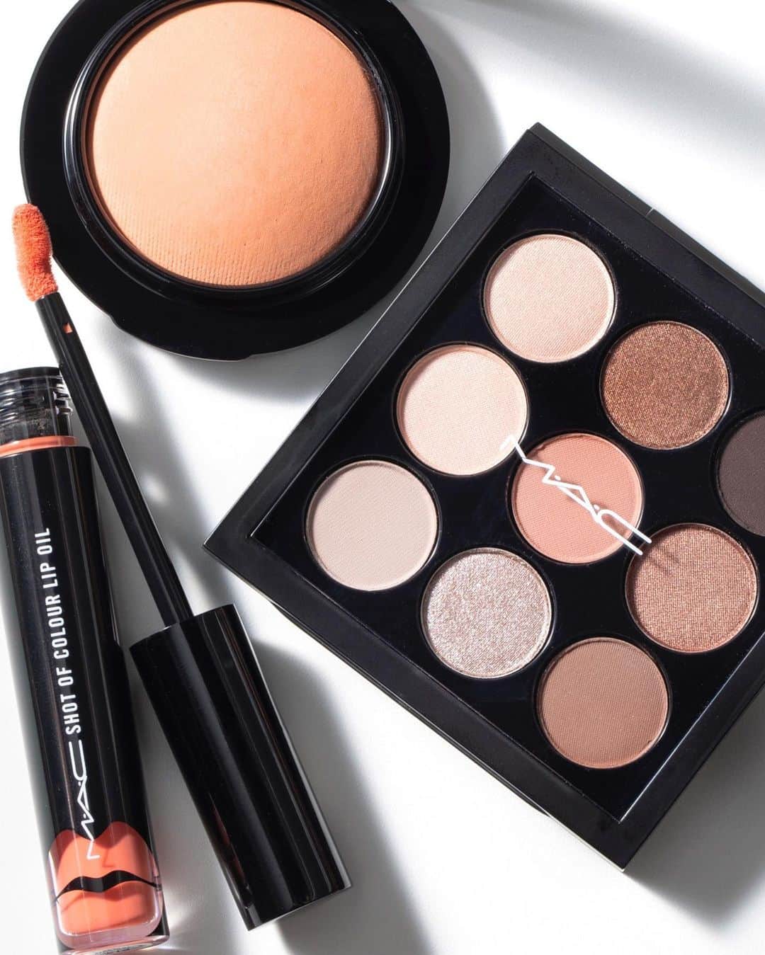 M∙A∙C Cosmetics Japanのインスタグラム：「春から新社会人になる方に﻿おすすめのメイク💄🌸﻿ ﻿ やわらかい印象になるように、リップはサーモンピンク、目もとはピンクブラウン、チークはヌードカラーを使用し、﻿上品なイメージに✨﻿ ﻿ ﻿ メイクイメージは2、3枚目をチェック👉﻿ ↓↓掲載製品↓↓(上から時計回りに) ﻿☑︎M·A·C ミネラライズ ブラッシュ: ナチュラリー フローレス ☑︎スモール アイシャドウ X 9: ダスキー ローズ タイムズ ナイン﻿﻿ ☑︎ ショット オブ カラー リップ オイル: バン バン ベイビー﻿ ﻿ ﻿ DESIGN:﻿ M·A·C ARTIST RINO KASAI @rino416﻿ DAIKI SHIMIZU @macpro_tokyo  PHOTO:﻿ @takaki_iwata﻿ ㅤ﻿ MODEL:﻿ M·A·C ARTIST HARUKA SEKI @mac_ikesei﻿ PHOTO: @takaki_iwata﻿ ﻿ ㅤ﻿ #MACCosmeticsJapan #MACコスメ #MACCosmetics #アイシャドウ #メイク #コスメ #メイクアップ #アイカラー #チーク #コスメ紹介 #春メイク #春コスメ #アイメイク #メイク道具 #メイクプロセス #メイク用品 #セルフメイク #今日のメイク #お気に入りコスメ #新社会人 #OLメイク #MACeyeshadow #MACアイシャドウ #cosmetics #makeup #eyemakeup #eyeshadow」