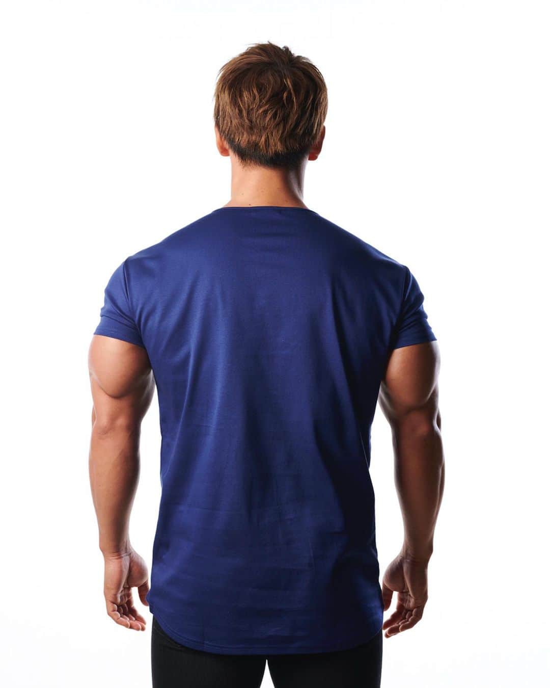 横川尚隆さんのインスタグラム写真 - (横川尚隆Instagram)「僕がモデルをさせて頂いたGORG apparelさんから﻿ 鍛えてる人やスポーツマン向けのTシャツが出ました😊 ﻿ ウエストが締まっててシルエットが綺麗になりコットン100%で肌触りがよく伸縮性、耐久性のある生地でメイドインジャパンです🙋‍♂️ ﻿ これから暖かくなる時期このTシャツの上に一枚ジャケットとかシャツとかおすすめです🙇‍♂️ ﻿ 僕が着てるのはLサイズで普通のTシャツよりサイズ大きめです。﻿ ﻿ タグ付けしてありますー😊﻿ ﻿ ﻿ #bodybuilding#ボディビル#training#workout﻿ #トレーニング#ワークアウト#筋トレ#fitness#フィットネス#筋肉 #腹筋#pysique#フィジーク#ジム#gym」2月24日 19時00分 - yokokawa_naotaka