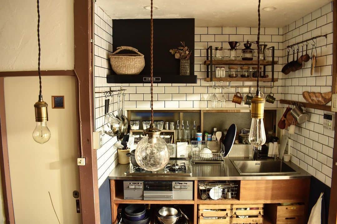 のインスタグラム：「キッチンのすぐ横がおトイレ🚽  スイッチが昔のままなので、いい感じのに変えたいのです🤔 . . . . #古民家 #古民家リノベーション #セルフリノベーション #diy #漆喰 #kitchen #キッチン #造作キッチン  #tile #タイル #サブウェイタイル #dryflower #antique #vintage #rustic #interior #interiordesign  インテリア　#homedecor #display #lifestyle #暮らし」